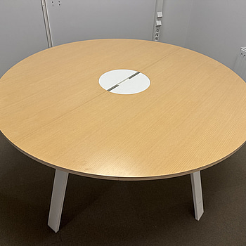 Runt konferensbord i trä, vita stålben, Ø 140 cm