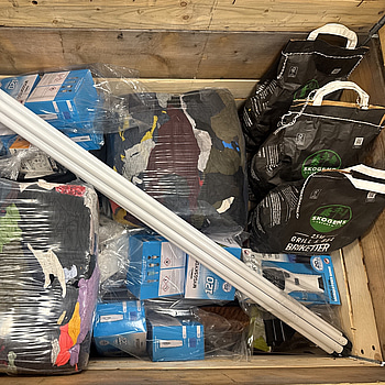 Pall med diverse produkter för hantverkaren eller hemmafixaren