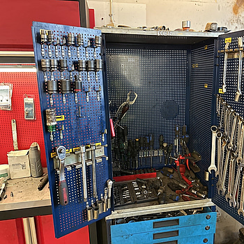 Robust Verktygsvagn med 2 dörrar inkl allt innehåll.