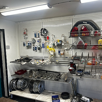 Hyllsektioner med reservdelar släp o husvagn