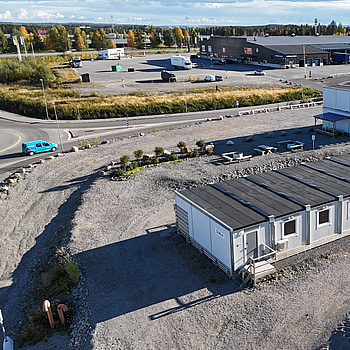 Bodetablering/Servicelänga bestående av 9st bodar. Kök, samfällighetsytor samt tvättstuga. Etablering: Dublin