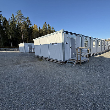 Bodetablering/Servicelänga bestående av 9 st bodar. Kök, samfällighetsytor samt tvättstuga. Etablering: Berlin