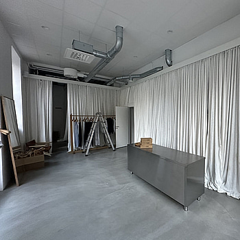 Ca 31 st. vita upphängda gardinlängder + ca 10 st. helt nya