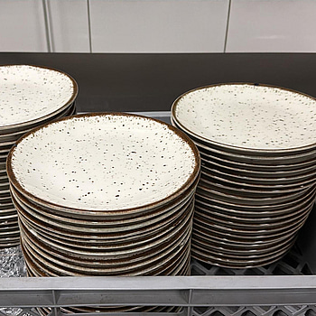 Tallrikar, ca 100 st, Corendon by Kutahya, ca 21 cm, vit med bruna fläckar