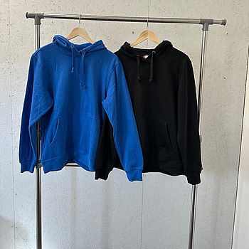 2 st. Hoodies, stl. M, Clique, svart & royal blue.
