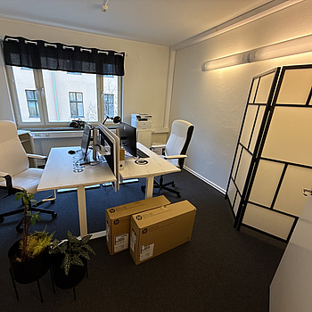 2 st kontorsplatser, skrivare, skärmar m.m.