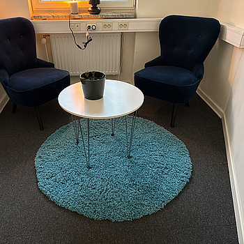 Fåtöljer, bord, lampa m.m.