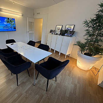 Konferensrum med 55-tums skärm