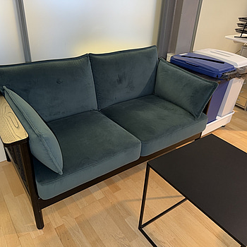 2-sits soffa Karl Andersson och Söner, Onduler 2-sits låg L1530, D810 H790 (Nypris 52 600 kr), samt fåtölj också samma serie Ondule, (Nypris 34 360 kr)