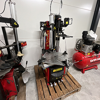 1 st. Corghi A2025 – Däckmonteringsmaskin med hjälparmar & hydraulisk klo