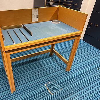 Arbetsbänk i trä, blå topp