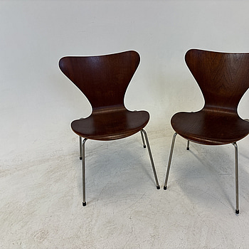 2 st. Stolar Fritz Hansen, ”Sjuan” Arne Jacobsen