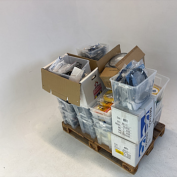 Parti med diverse kablar.