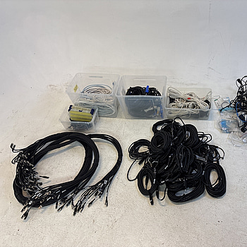 Parti med diverse nätverkskablar och XLR-kablar