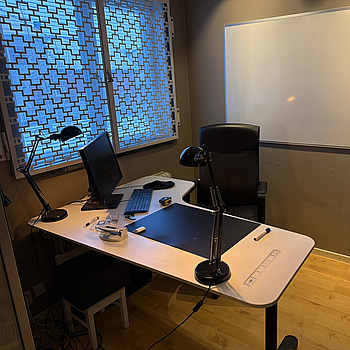 Kontorsmöbler, skrivare, skärm m.m.