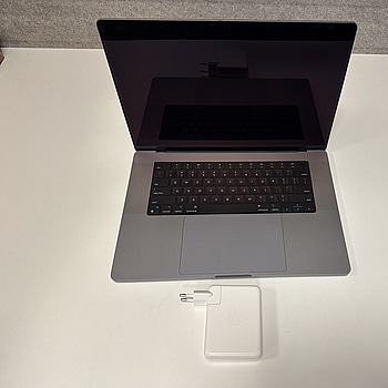 MacBook Pro 16" M1 Pro 2021 16/512GB med engelskt tangentbord, Space gray