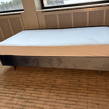 Säng Hypnos inkl. resårmadrass