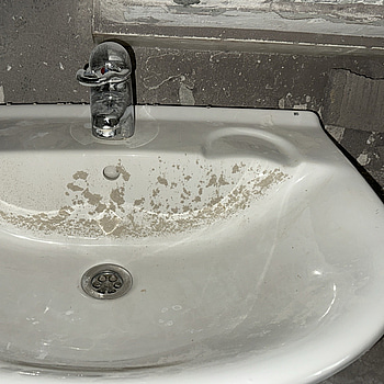 2 st. Handfat Ifö, inkl. blandare