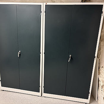 Metallskåp AJ - vänster i bild