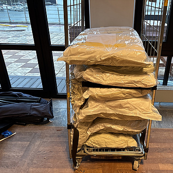 Parti med diverse kuddar, sängkläder, täcken m.m