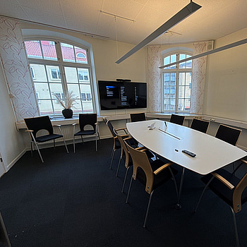 Konferensrum med 65-tums skärm m.m.