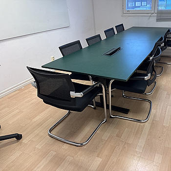 Konferensbord med 9 stolar, grönt