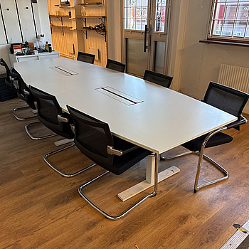 Konferensbord med 8 st stolar, eluttag