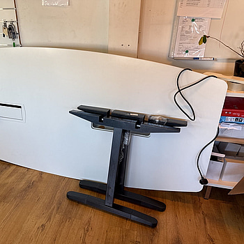 Konferensbord med 8 st stolar, nedmonterat, eluttag