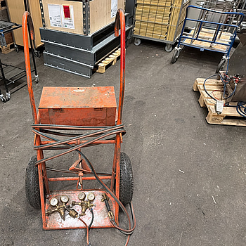 Svetsvagn, acetylengasregulatorer, syrgasregulatorer, orange