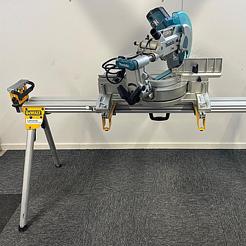 Kap- och gersåg Makita LS1016L, monteringsbyglar Dewalt DE7025-XJ och stativ Dewalt DE7023-XJ