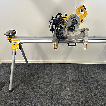 Kap-/gersåg Dewalt DWS777-QS, monteringsbyglar Dewalt DE7023-XJ och sågbänk Dewalt DE7023-XJ