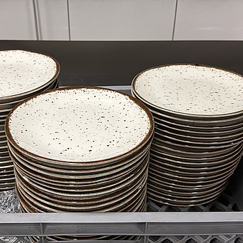 Tallrikar, ca 100 st, Corendon by Kutahya, ca 21 cm, vit med bruna fläckar