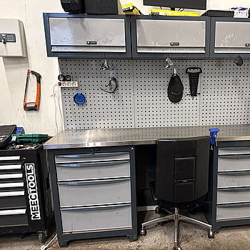 2 st arbetsbänkar (utan innehåll)