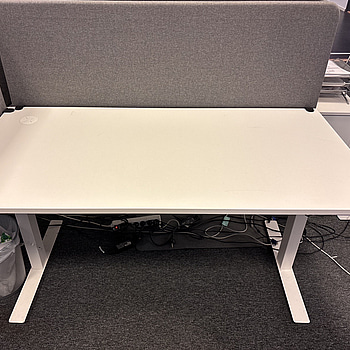 Höj- och sänkbart skrivbord inkl. kontorsstol