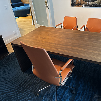 Arbetsplats: skrivbord inkl. 3 st. skinnstolar Johanson Design, matta samt bordslampa Artemide Tolomeo
