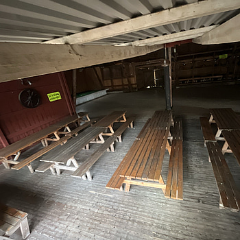 8 st stora träbord – från dansloge