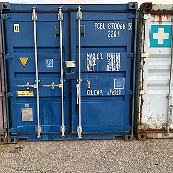 Container 20fot, blå, gipsbockar på ställningar