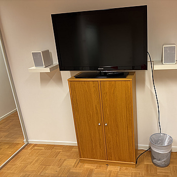 TV Samsung 46 tum, inkl. skåp och högtalare Audio Pro LV2