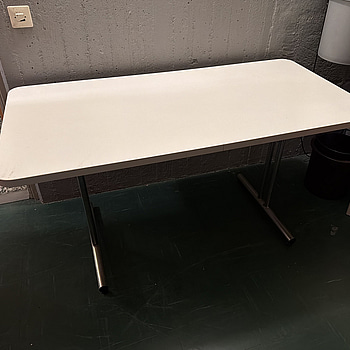 2 st. Skrivbord vit laminat, kromben