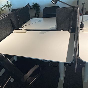 2 st. Höj- och sänkbart skrivbord Ikea Bekant, inkl. kontorsstol, skärm och skrivbordslampa