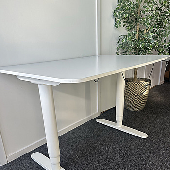 Höj - och sänkbart skrivbord