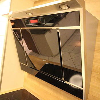 Väggmonterad köksfläkt.