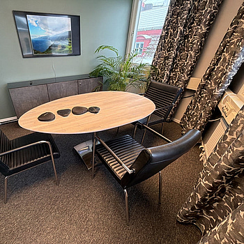 Konferensrum med 50-tums TV