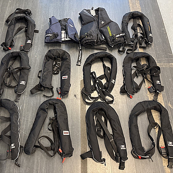 Parti med flytvästar