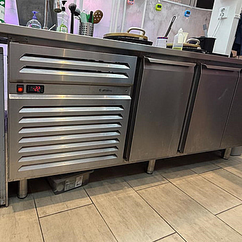 Frysbänk 210 med slät toppskiva  – AllThermo