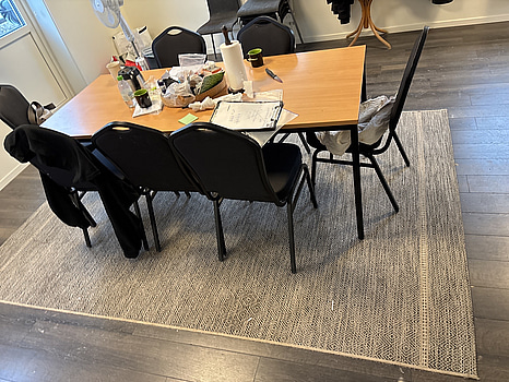 Matbord inkl. stolar och matta