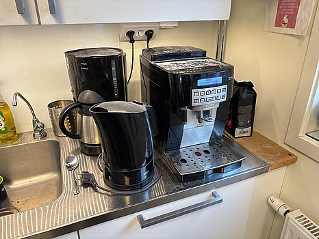 Kaffemaskinen DeLonghi, Magnifica S inkl. Braun vattenkokare och Philips kaffebryggare