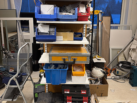 Allt på hyllan blandat parti med klossar, skruv, limpistol, fönsterhandtag