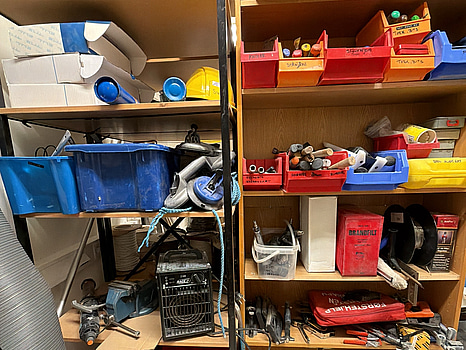 Allt hyllan på hyllan parti med diverse, glaslyft vakuum, verktyg och tillbehör