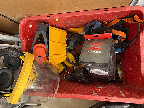 Låda med 3M hörselskydd och Sandström munskydd